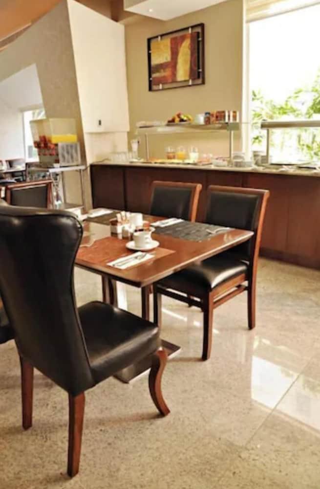 Hotel Real Alameda De Queretaro Luaran gambar