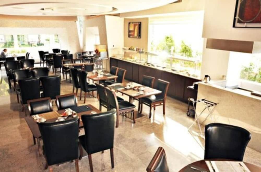 Hotel Real Alameda De Queretaro Luaran gambar