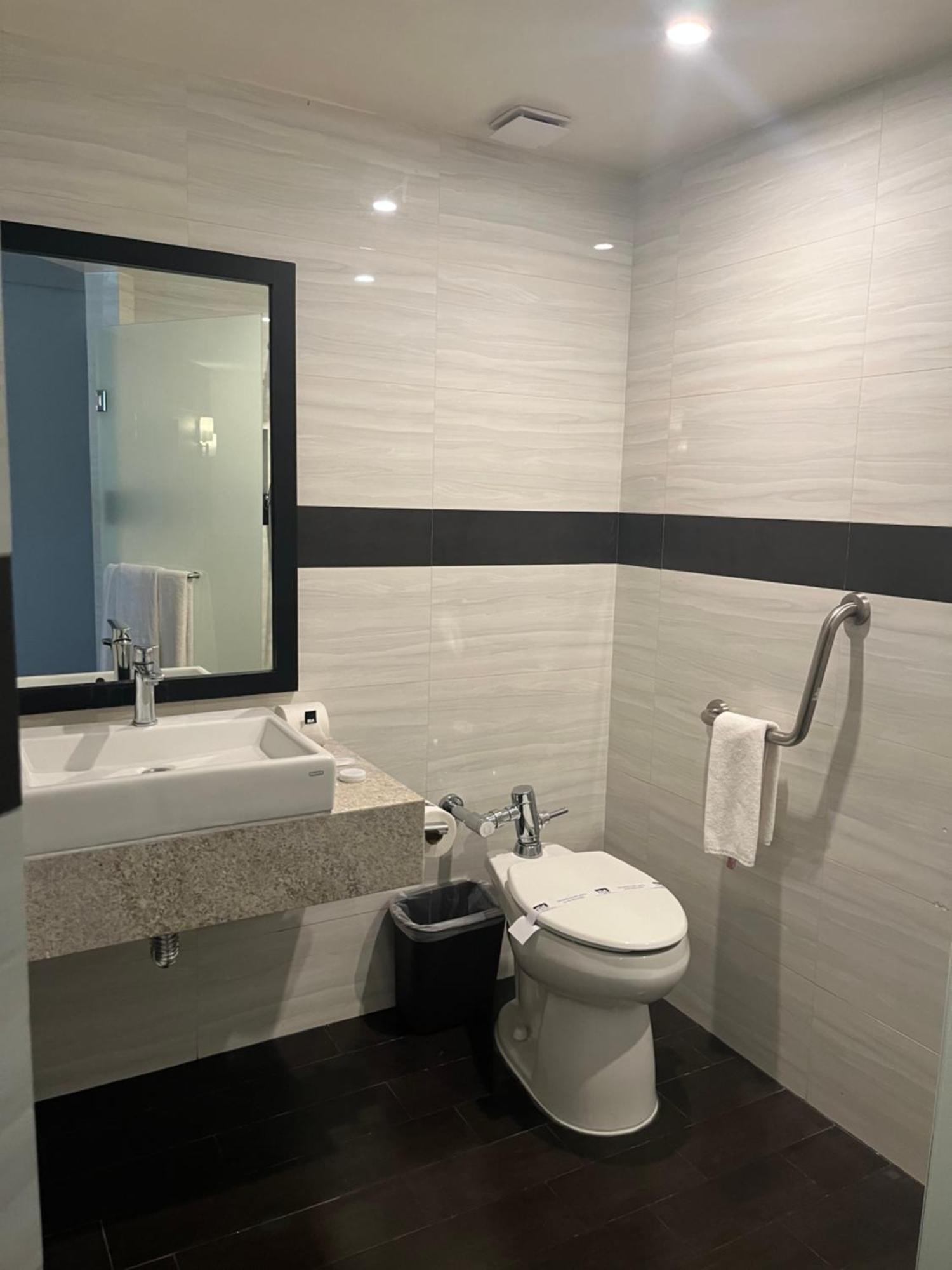 Hotel Real Alameda De Queretaro Luaran gambar